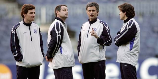 7 năm kề vai sát cánh giữa Mourinho và Villas-Boas - 6 Villas-Boas cùng Mourinho trên sân tập của Chelsea