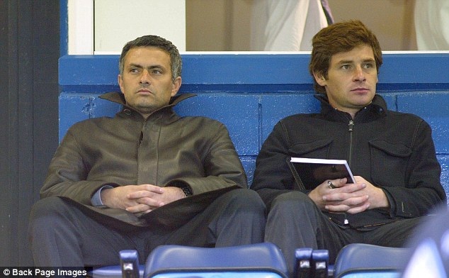 7 năm kề vai sát cánh giữa Mourinho và Villas-Boas - 7 Villas-Boas cùng Mourinho trên khán đài của Chelsea trong một trận đấu