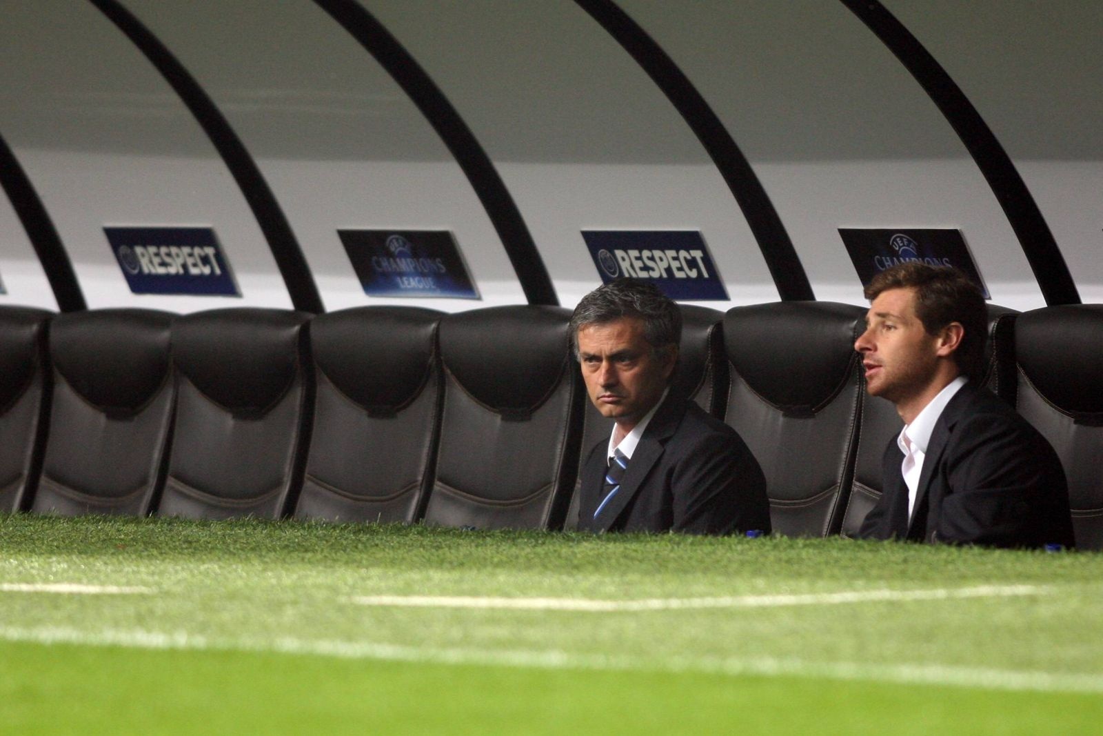 7 năm kề vai sát cánh giữa Mourinho và Villas-Boas - 10 Khi Mourinho thất bại tại Chelsea và bất ngờ nghỉ việc. Villas-Boas cũng nghỉ theo