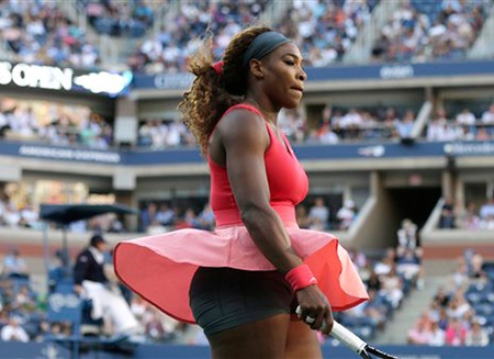 Serena mặc bộ đồ rất nổi, váy màu hồng cho trận chung kết