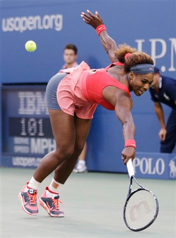 Serena nghiêng người trong pha đỡ bóng từ cú đánh của Azarenka