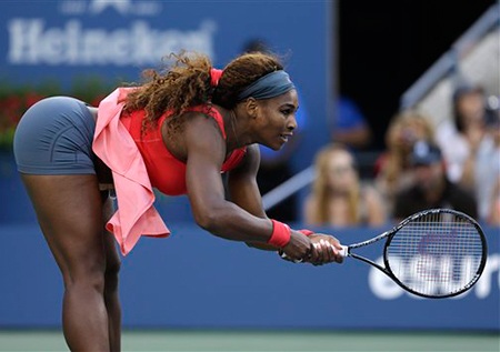 Tư thế đỡ bóng không đụng hàng của Serena