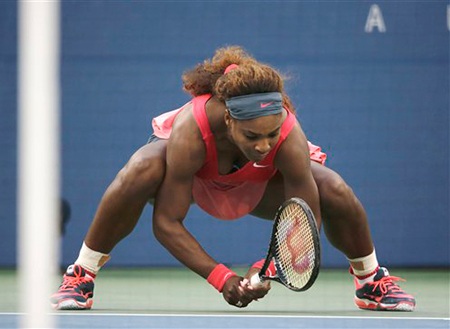 Đập vợt xuống mặt sân là cách Serena trút bỏ bực tức