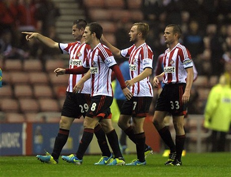 Thay tướng đổi vận, Sunderland đã chiến thắng 2-0 trước Peterborough để giành quyền vào vòng 4