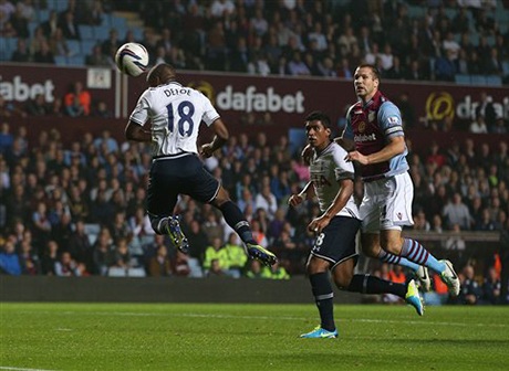 Defoe cũng đã tỏa sáng trong chiến thắng 4-0 của đội khách