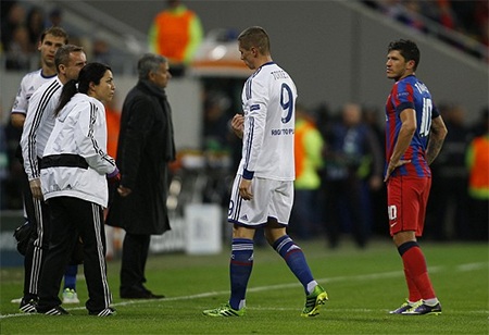 Torres buộc phải rời sân nhường chỗ cho Eto'o