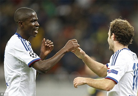 Mata chia vui cùng đồng đội