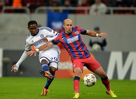 Phút cuối hiệp 1, Eto'o dứt điểm và thủ thành Steua đẩy bóng ra