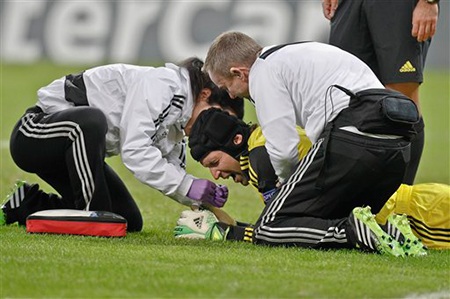 Cech bị đau sau va pha chạm với đối phương