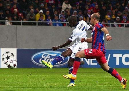 Phút 55, Ramires tung ra cú sút quyết đoán sau đường kiến tạo của Oscar nâng tỷ số lên 3-0