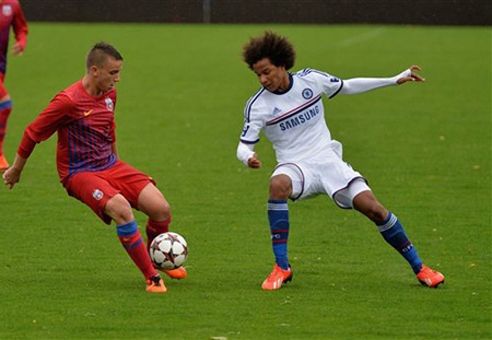 Willian được tung vào sân ở 10 phút cuối