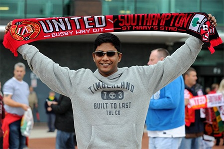 CĐV chụp hình trước SVĐ Old Trafford với chiếc khăn lưu niệm trước trận MU - Southampton