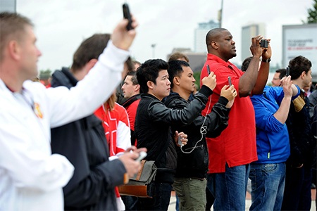 Rất nhiều người đã đứng chụp hình lưu niệm trước sân