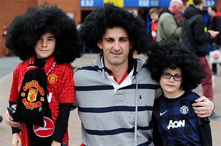 Một gia đình với mái tóc xù bắt chước Fellaini