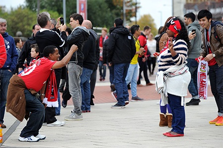 Một CĐV nữ chụp hình lưu niệm