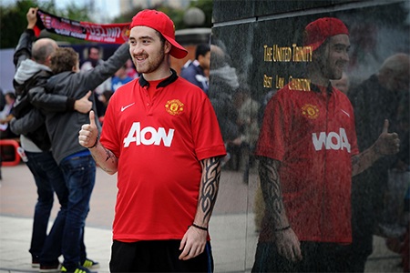 CĐV chụp hình lưu niệm trước tượng Bobby Chalton