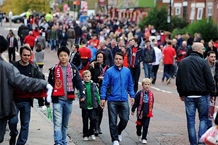 CĐV sải bước trên con đường mới được đổi tên thafh Sir Alex Ferguson