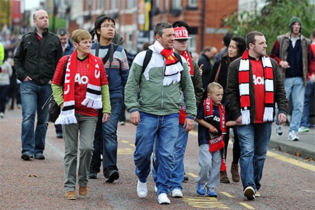 CĐV sải bước trên con đường mới được đổi tên thafh Sir Alex Ferguson