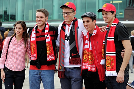 CĐV chụp hình trước SVĐ Old Trafford với chiếc khăn lưu niệm trước trận MU - Southampton
