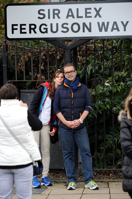 Rất đông CĐV chọn chụp hình lưu niệm với con đường mang tên rất đặc biệt này