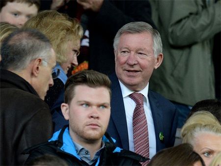 Ferguson đến xem các học trò cũ thi đấu. Cuốn tự truyện của ông đang gây ra nhiều ý kiến trái chiều