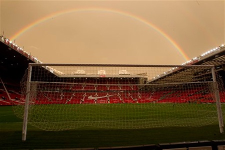 Cầu vồng xuất hiện tại Trafford trước giờ bóng lăn