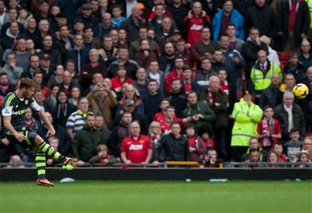 Nhưng chỉ 3 phút sau, Arnautovic sút phạt đẹp mắt...