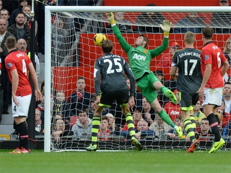 ...bóng đi sát dưới xà ngang và De Gea đã chịu thua