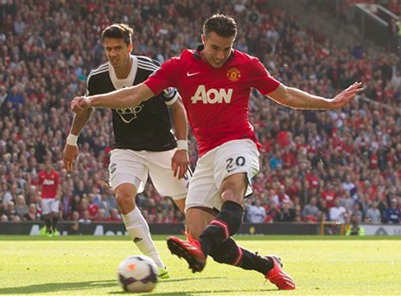 Tuy nhiên Van Persie có mặt kịp thời để đón bóng bật ra