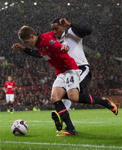 Phút 20, Januzaj bị ngã trong vòng cấm địa