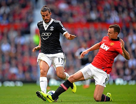 Osvaldo chơi mờ nhạt, anh đã bị hàng thủ của MU làm cho mất hút