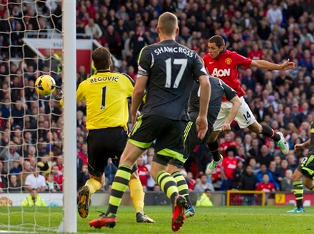 Phút 80, Chicharito có mặt đúng lúc để đánh đầu tung lưới đối thủ giúp MU vượt lên