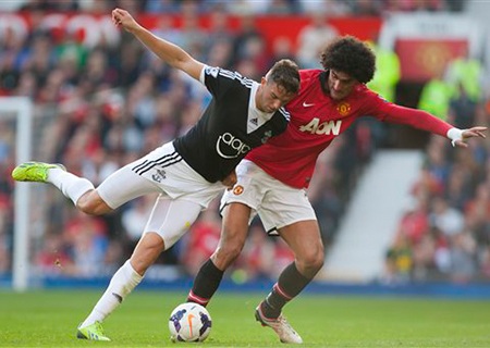 Fellaini cố gắng chặn một pha tấn công của đội khách