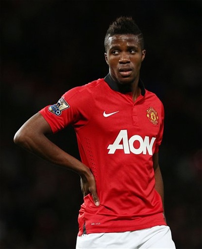 Zaha chơi tròn vai trước khi bị thay thế bởi Rooney