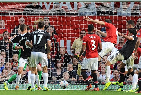 Fellaini cố gắng chặn một pha tấn công của đội khách