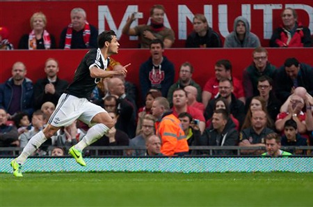 Fellaini cố gắng chặn một pha tấn công của đội khách