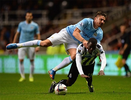 Man City hạ gục Newcastle trong hiệp phụ - 2 Newcastle đã khởi đầu rất hưng phấn do được thi đấu trên sân nhà