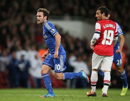 Chelsea phá nát “giấc mơ con” của Arsenal - 3 Có Cazorla, Wilshere từ đầu nhưng lối chơi của Arsenal vẫn rất bế tắc