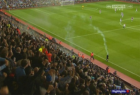 Sau khi Tottenham mở tỷ số chỉ vài chục giây một quả bom khói được ném thắng về trợ lý trọng tài