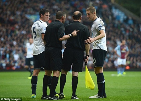 Trọng tài Phil Dowd và các cầu thủ Tottenham hỏi han sức khỏe của ông Bryan