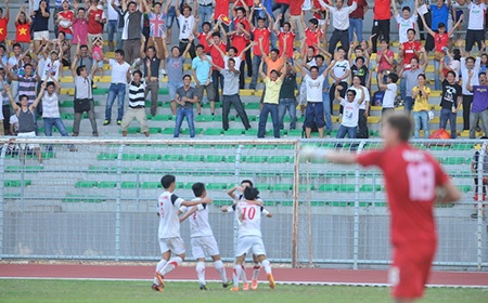 Thắng đậm Australia, U19 Việt Nam giành vé dự VCK châu Á - 3 Số ít khan giả Việt Nam ngây ngất với các bàn thắng của U19 Việt Nam, ảnh: Minh Phương