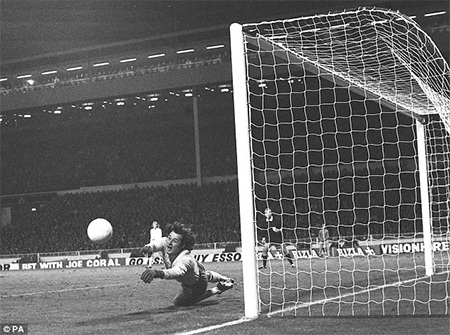 Thủ thành của Ba Lan Jan Tomaszewski trong tình huống cản phá cú sút của đối phương