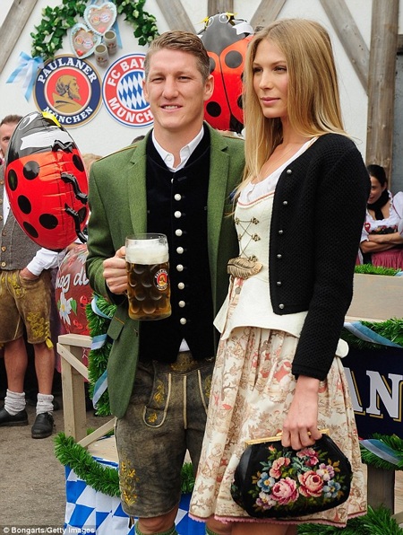 Tiền vệ Sastian Schweinsteiger đi cùng bạn gái lâu năm Sarah Brander