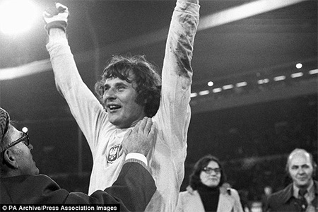 Thủ thành của Ba Lan Jan Tomaszewski trong tình huống cản phá cú sút của đối phương