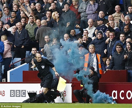 Chút giật mình, ông Dave Bryan đã chạy vào sân