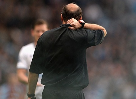 Vị trợ lý trọng tài khá đau nhưng ông may mắn không bị thương nặng