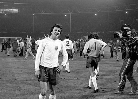 Roy McFarland nhỏ lệ trên mặt sân Wembley khi đội bóng của ông chỉ có một trận hòa