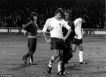 Emlyn Hughes rời sân trong sự đắng cay và được sự trợ giúp của một vị trợ lý