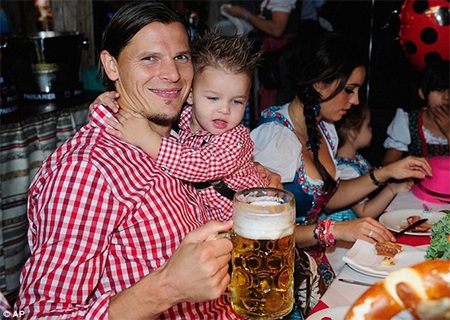 Van Buyten cũng tranh thủ nếm thử đồ uống vang danh của người Đức