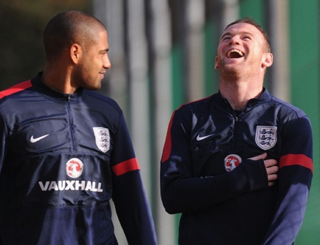 Johnson và Rooney cùng đến sân tập, hai người nói chuyện khá vui vẻ